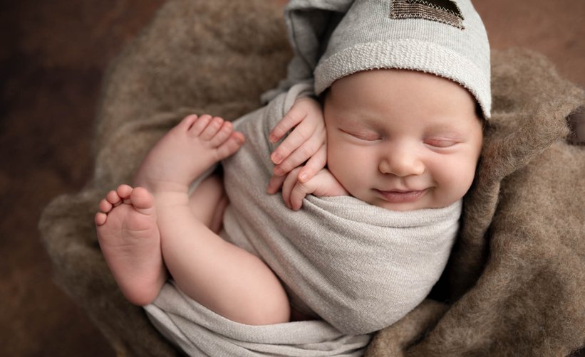 Newborn-Baby-Junge-naturfarben