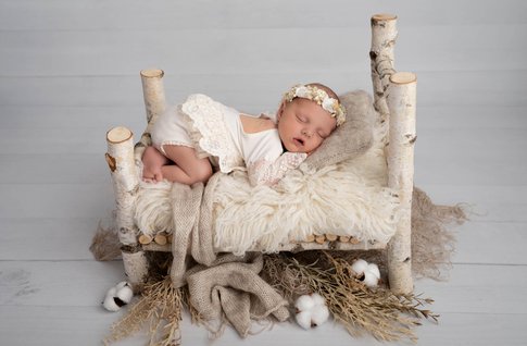 Newborn-Baby-Mädchen-rosa-viktoria-hofer-photography