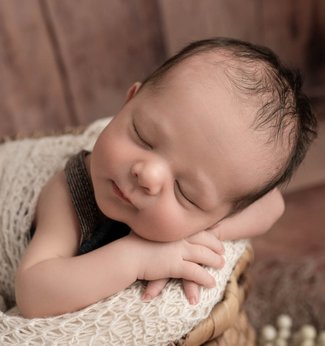 Newborn-Baby-Junge-naturfarben