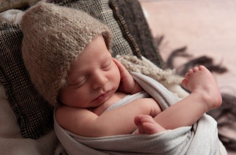 Newborn-Baby-Junge-naturfarben-viktoria-hofer-photography-familie