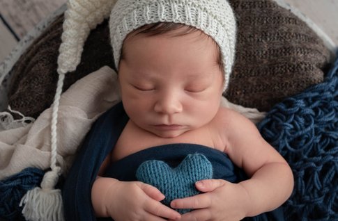 Newborn-Baby-Junge-naturfarben-blau-viktoria-hofer-photography-familie