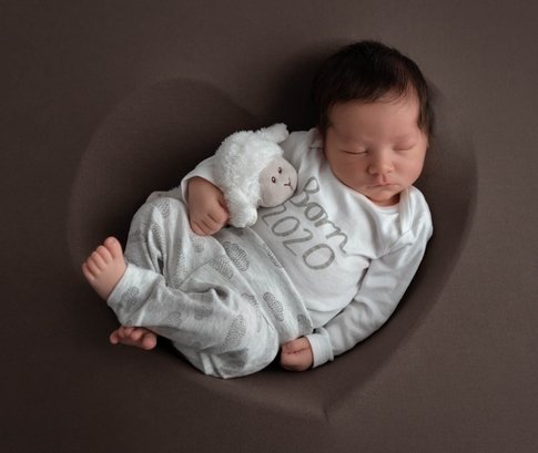 Newborn-Baby-Junge-naturfarben-blau-viktoria-hofer-photography-familie-herz
