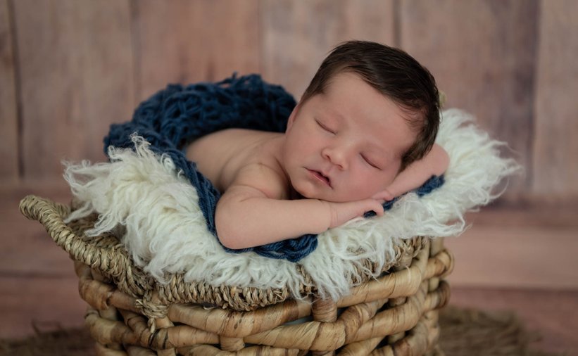 Newborn-Baby-Junge-naturfarben-blau-viktoria-hofer-photography-familie