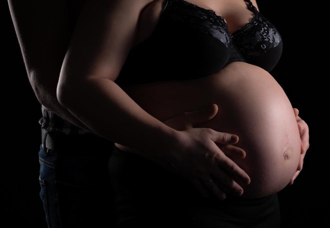 babybauch-schwangerschaft-viktoria-hofer-photography-schwangerschaftsbilder