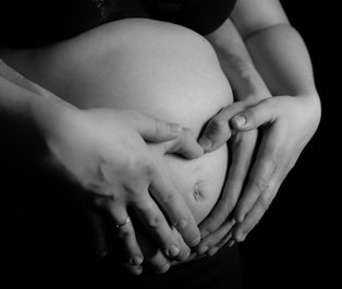 babybauch-schwangerschaft-viktoria-hofer-photography-schwangerschaftsbilder